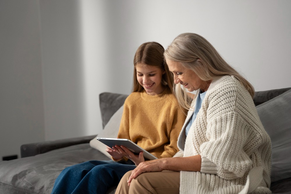 Каждый второй россиянин считает своим долгом помогать деньгами родителям: новые данные исследования